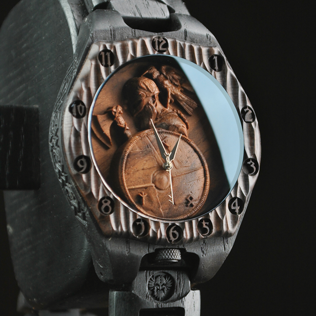Armbanduhr "Einsamer Krieger" - Schweizer Uhrwerk verpaart mit Edelhölzern