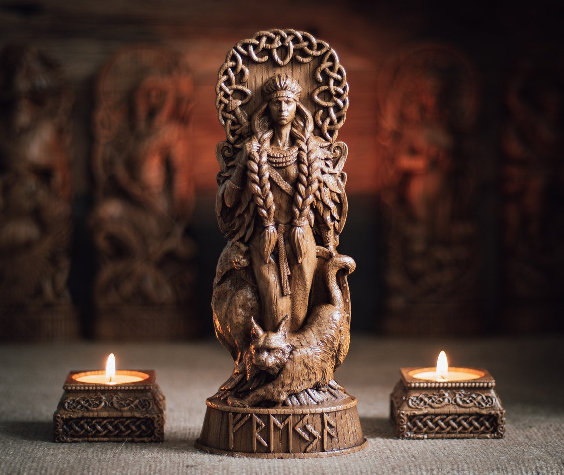 Holzstatue der nordischen Göttin "Freya" Schnitzkunst aus Eichenholz