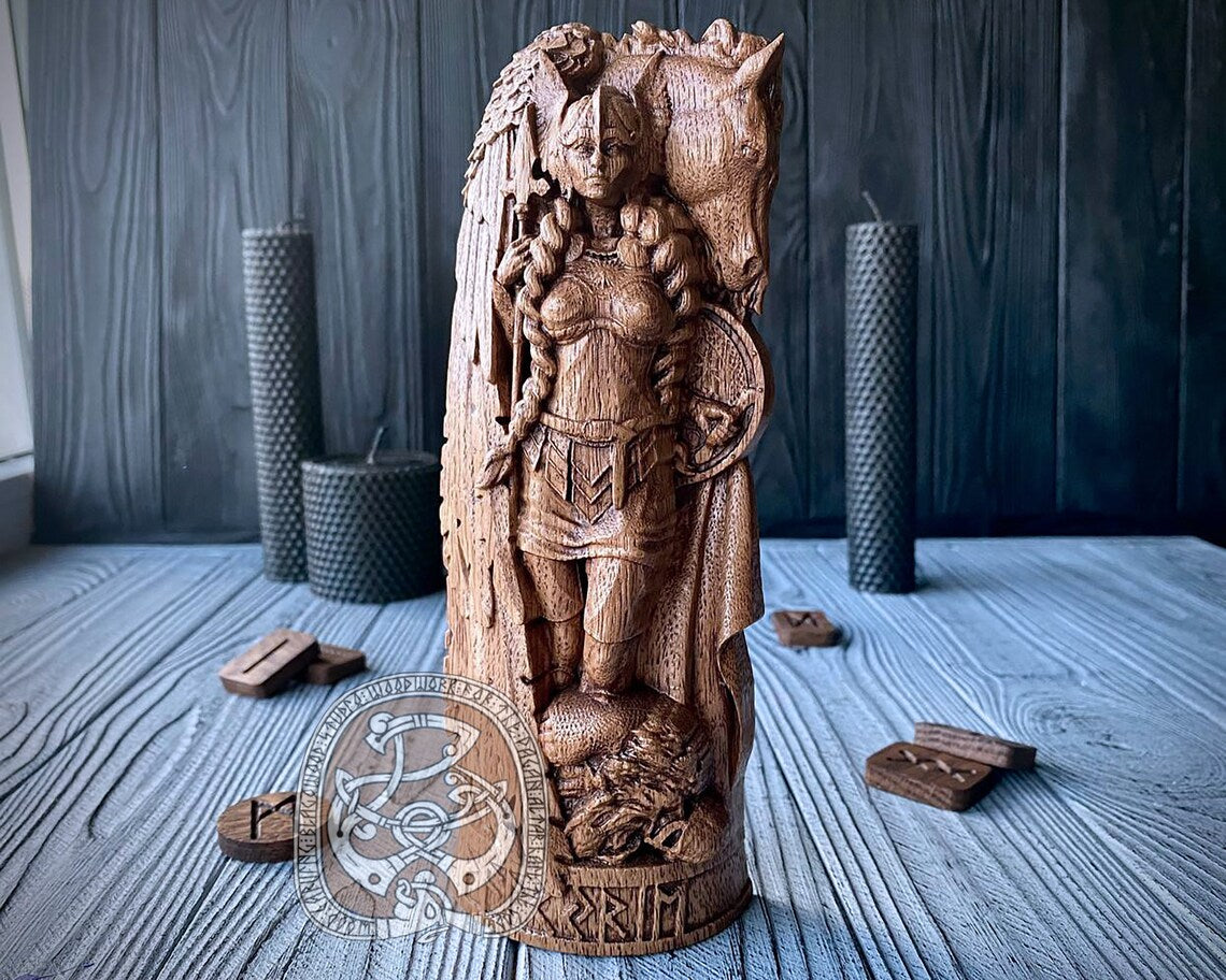 Holzstatue einer nordischen "Walküre" Schnitzkunst aus Eichenholz mit einer Walküre als Motiv