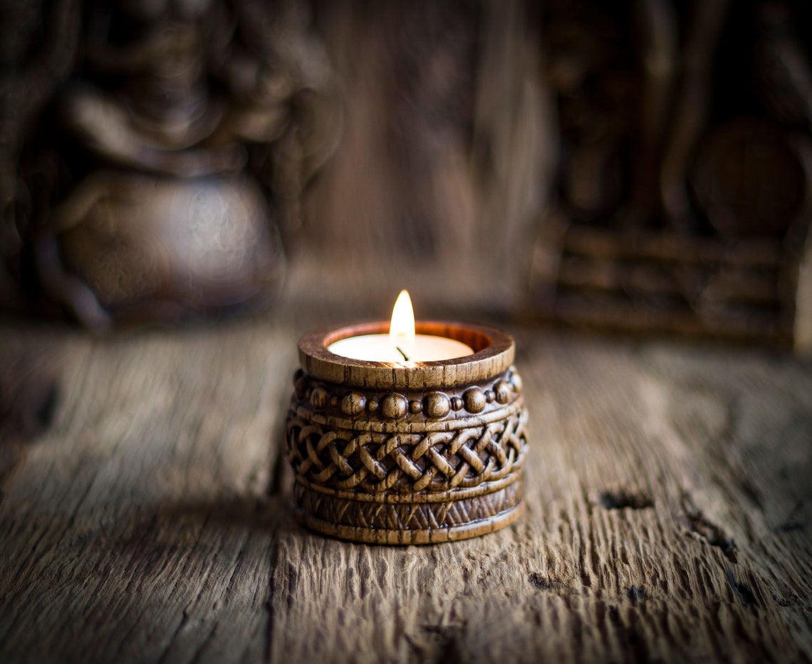 Kerzenhalter mit nordischen Ornamenten (rund) runder Kerzenhalter mit Ornamenten