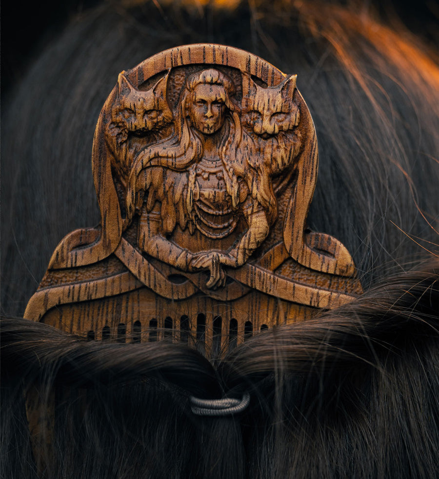 Holzkamm "Freya" Kamm mit Schnitzkunst der Göttin "Freya"