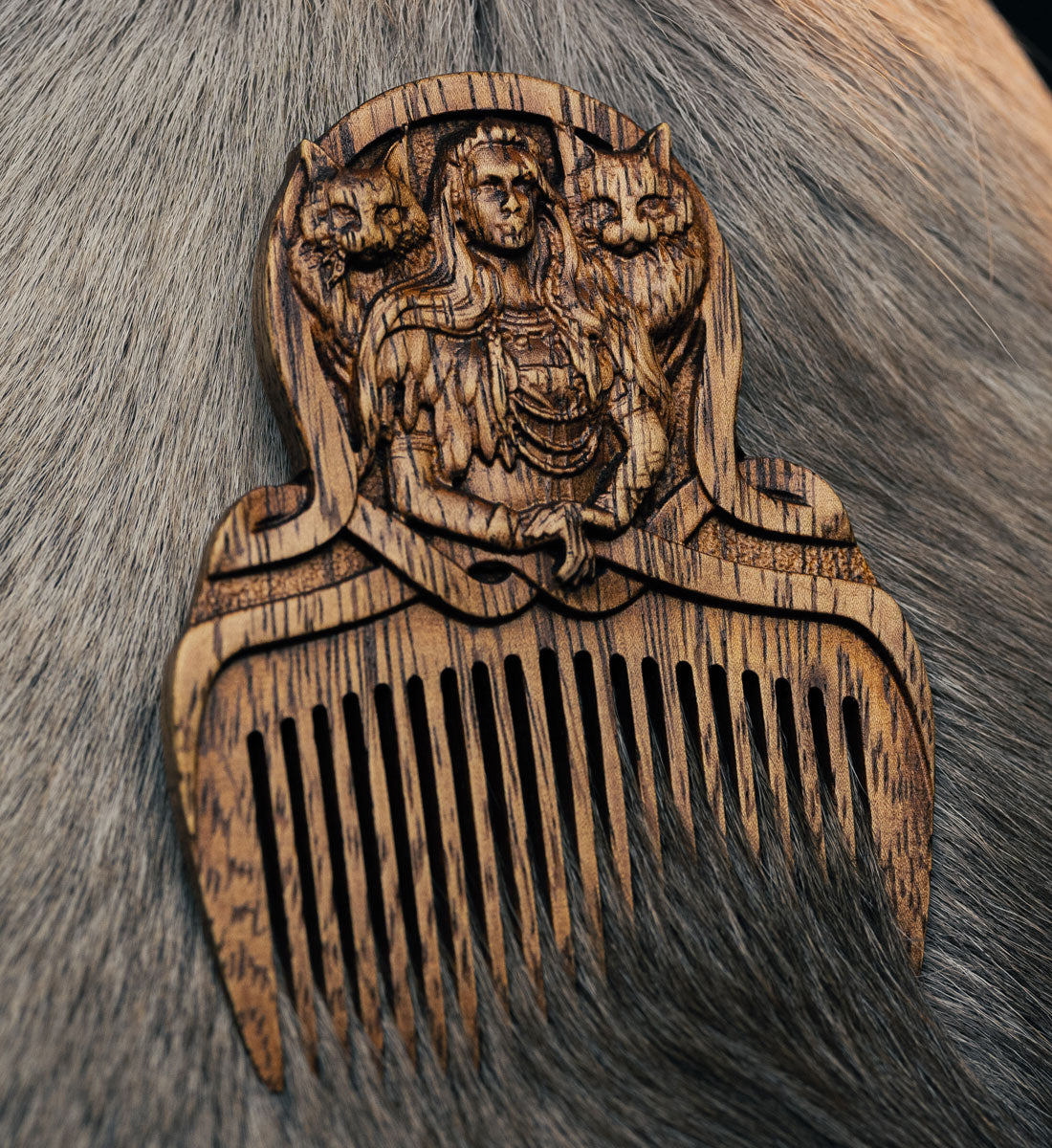 Holzkamm "Freya" Bartkamm Schnitzkunst aus edlem Irokoholz