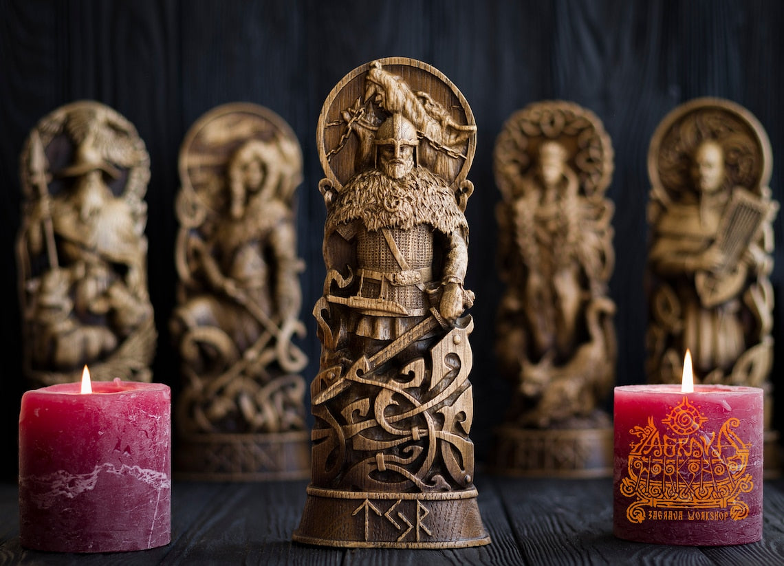 Holzstatue Tyr handgefertigte Holzstatuir des Gottes Tyr aus Eichenholz