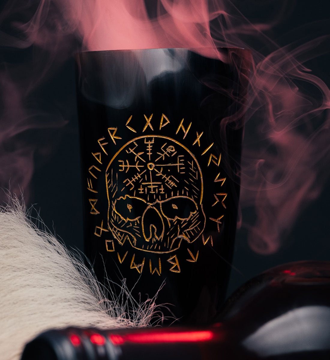 Hornbecher "Ritualschädel Vegvisir" Becher aus dunklem Horn