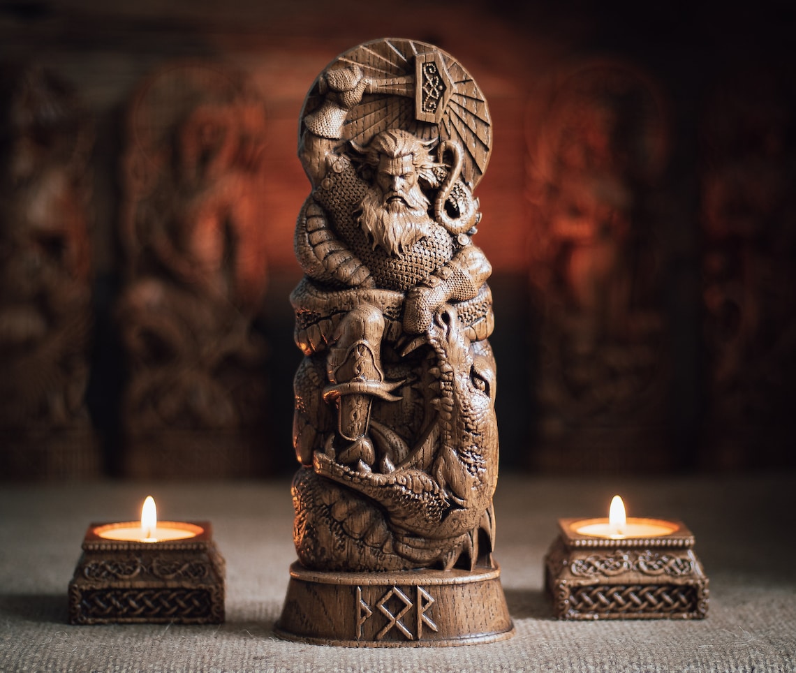 handgefertigte Schnitzkunst aus Eichenholz Handgefertigte Schnitzkunst aus Eichenholz Gottheit Thor unikat