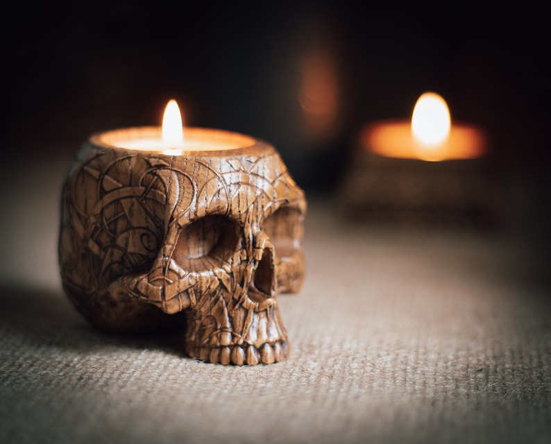 Kerzenhalter in Schädelform aus Holz